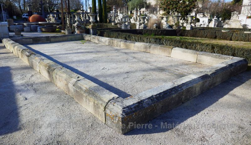 Antique stone basin for sale at Alain BIDAL in Isle sur la Sorgue in Provence.