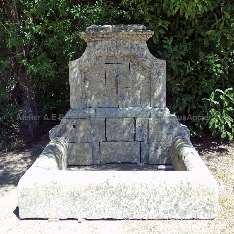 Charming garden wall fountain in weathered stones - Atelier Alain BIDAL (Provence)