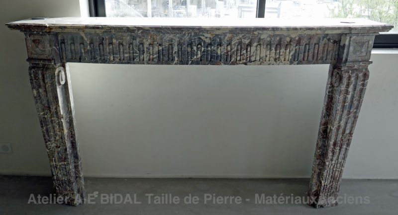 Très belle cheminée marbre rose veiné de deux couleurs: le gris et le blanc.