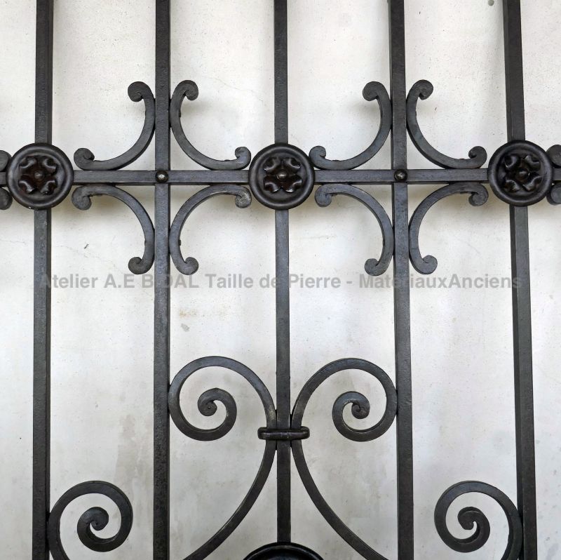 Portillon ajouré ancien en fer forgé noir riveté - Atelier Alain BIDAL (Provence)