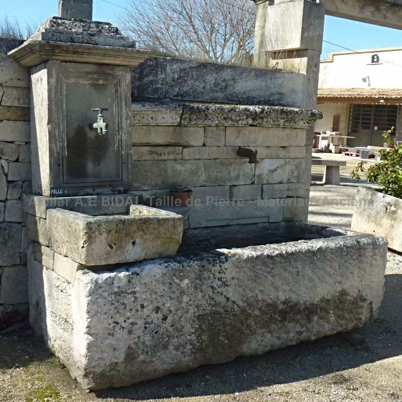 Fontaine en pierre ancienne à vendre | Fontaine provençale en vieilles pierres dotée d'un très grand bac ancien en pierre dure.