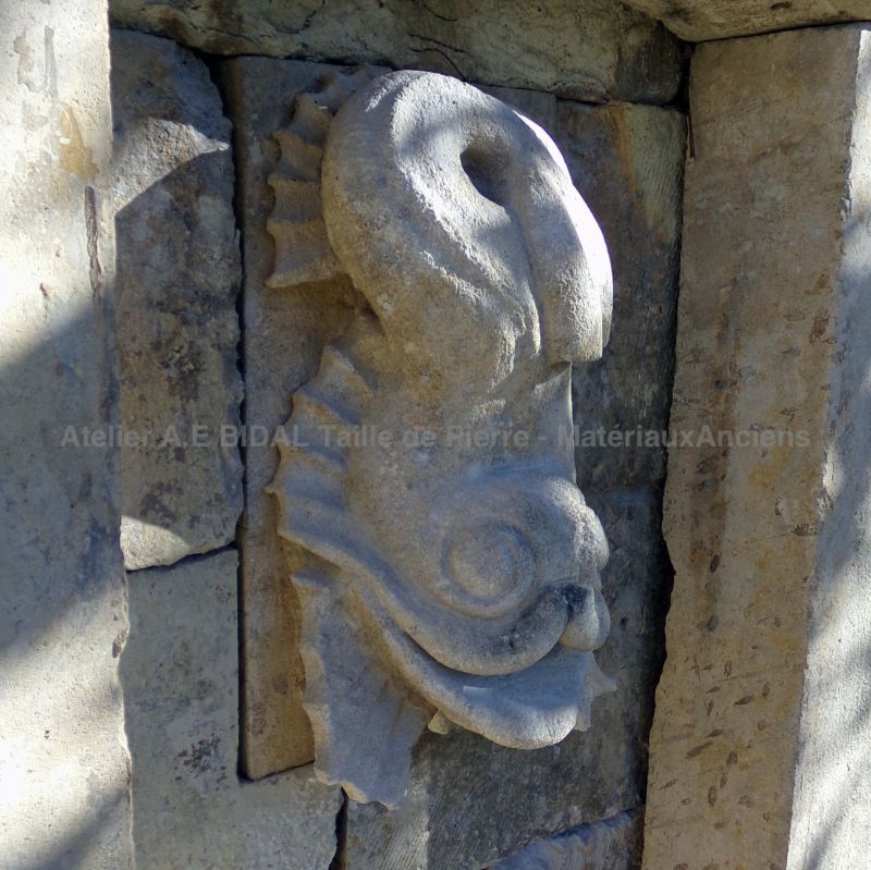 Fontaine de jardin en pierres anciennes - Fontaine de Provence en vente chez Alain BIDAL Matériaux Anciens