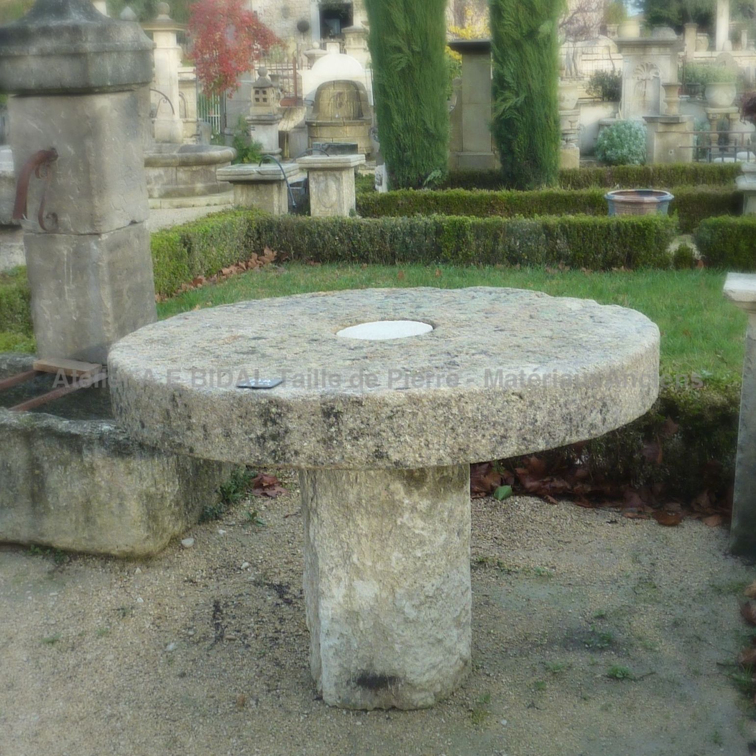 Table ronde en pierre ancienne pour jardin ** VENDUE