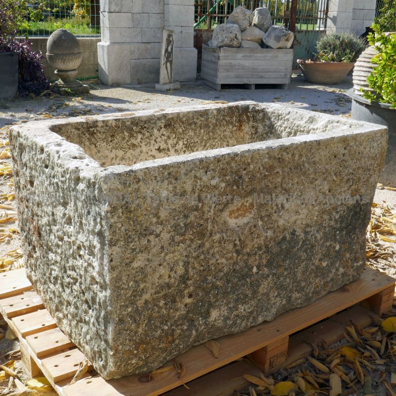 Cet épais bac ancien en pierre fait partie de notre large gamme de bacs en pierre pour jardin.