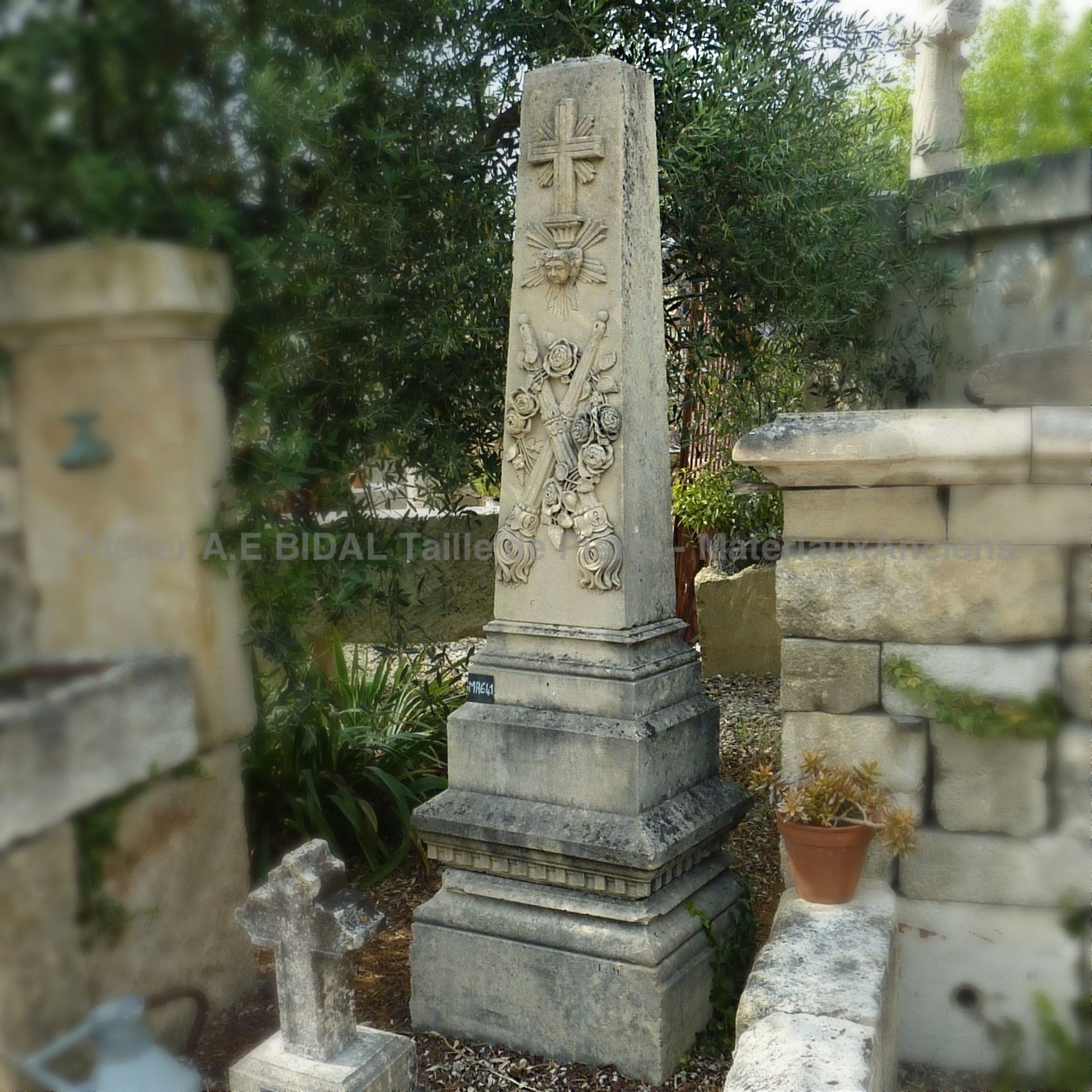 Obélisque en pierre - un édifice funéraire avec croix ancienne de type croix chrétienne.