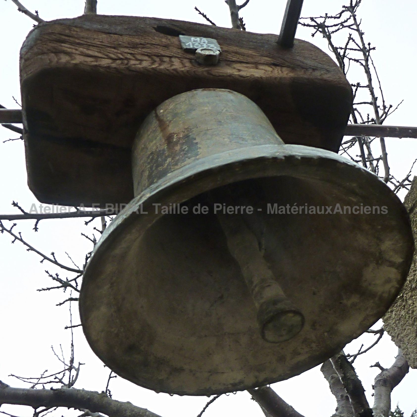 Magnifique cloche ancienne en bronze et son joug en bois ** VENDUE