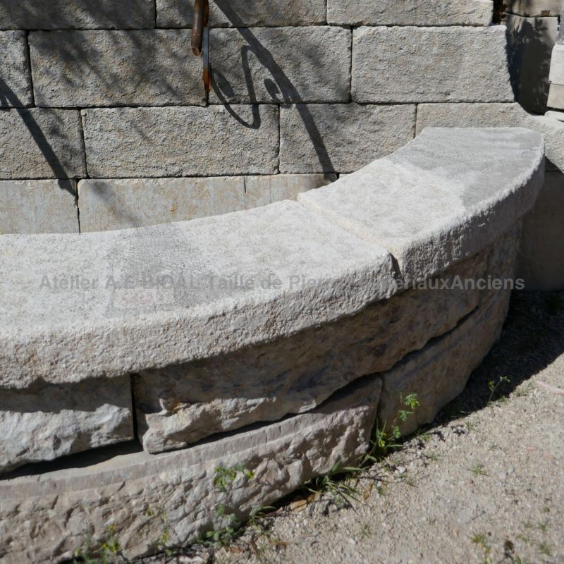 Détail du bassin et des épaisses margelles en pierre sur notre fontaine de Provence.