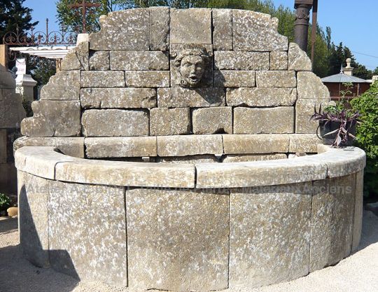 Fontaine ornementale avec masque sculpté