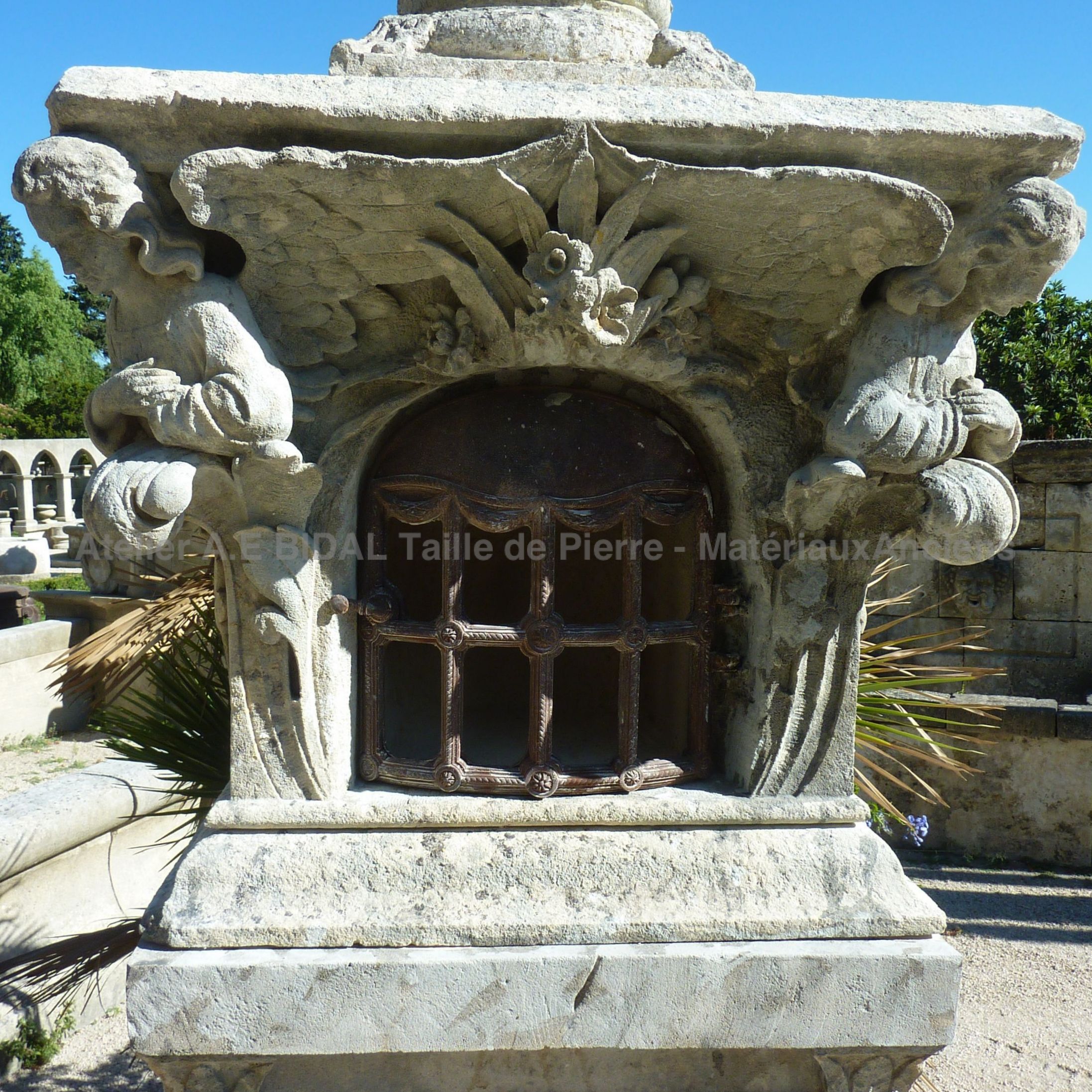 Religious elements: oratory with Corinthian columns.