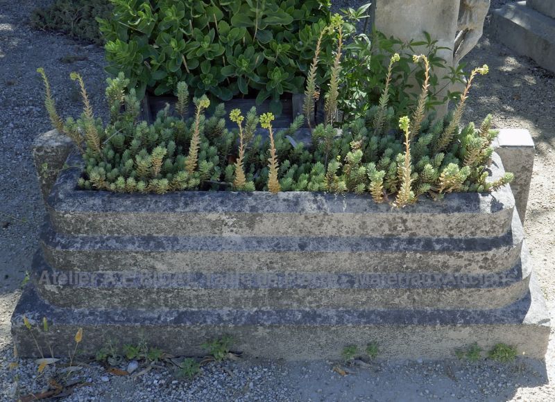Bac ancien en pierre pour décoration de jardin - Bac à fleurs