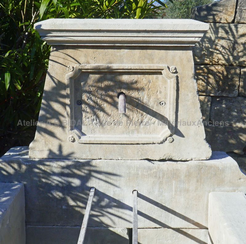 Small fountain in weathered stones : an outdoor fountain in old stones - Atelier Alain BIDAL (Provence)
