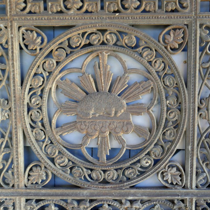 Détails sur notre porte ancienne semi-ajourée de chapelle