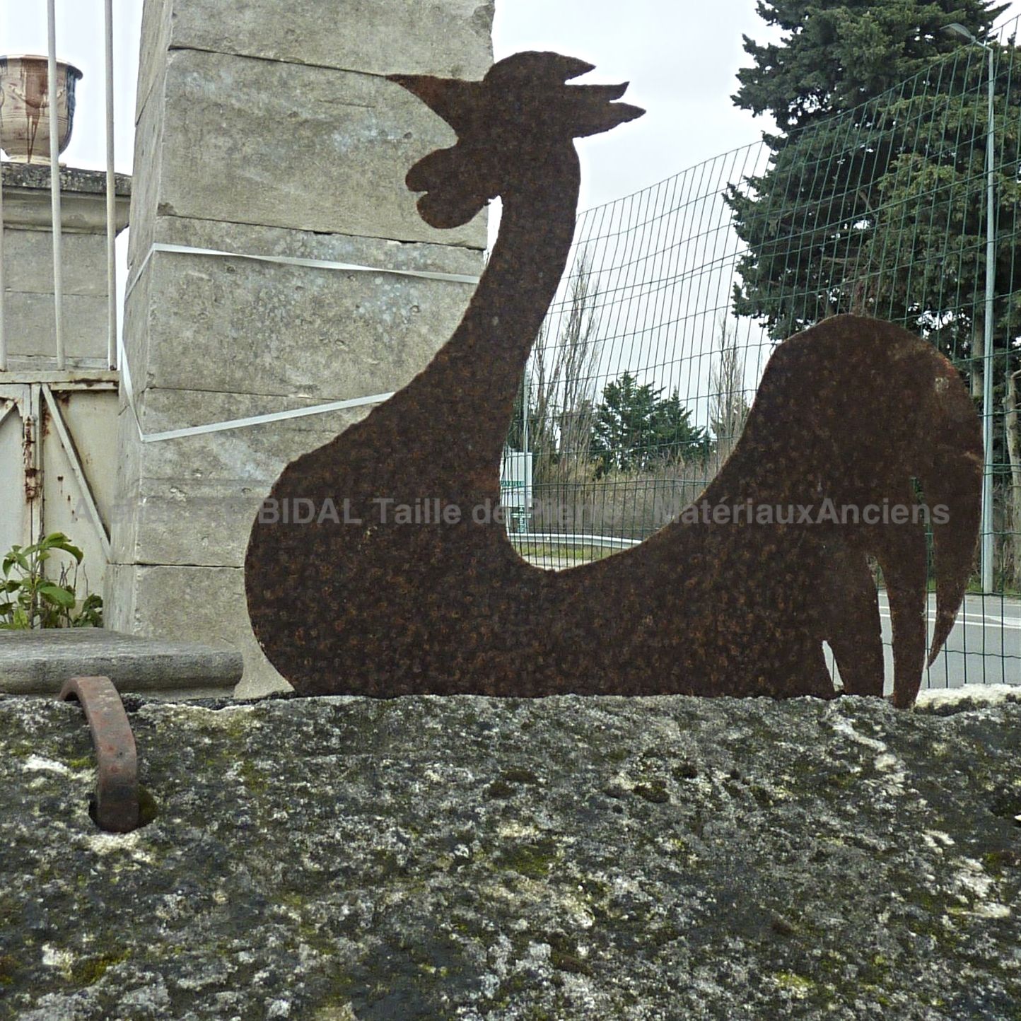 Coq de décoration sur notre puits en pierre - puits ancien.