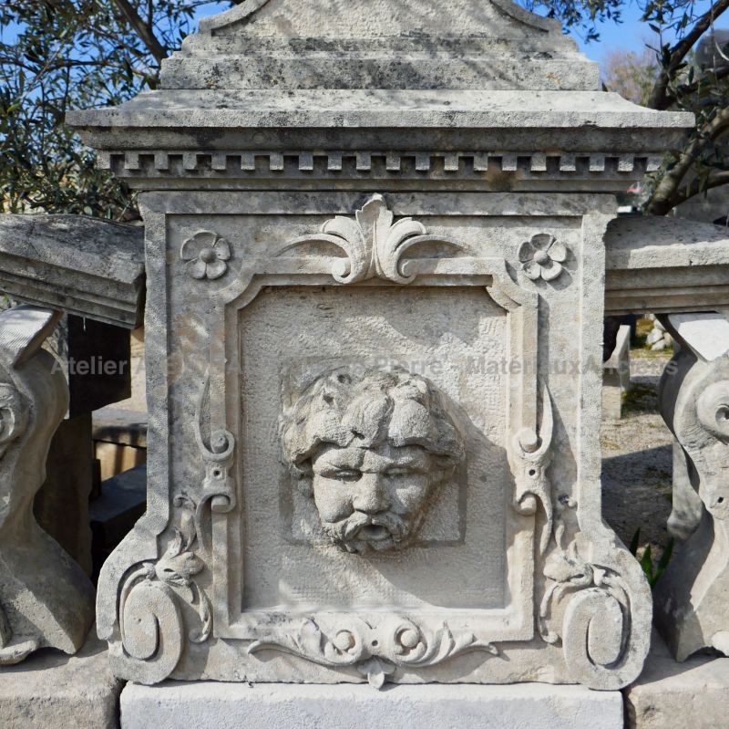 Pediment of our stone wall fountain | A decorated pediment sculpted in the natural stone of Savonnière.