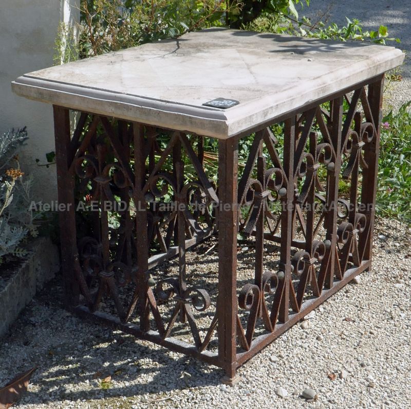 Ancien socle en pierre dure et fer forgé par les Matériaux anciens en Provence Alain Bidal