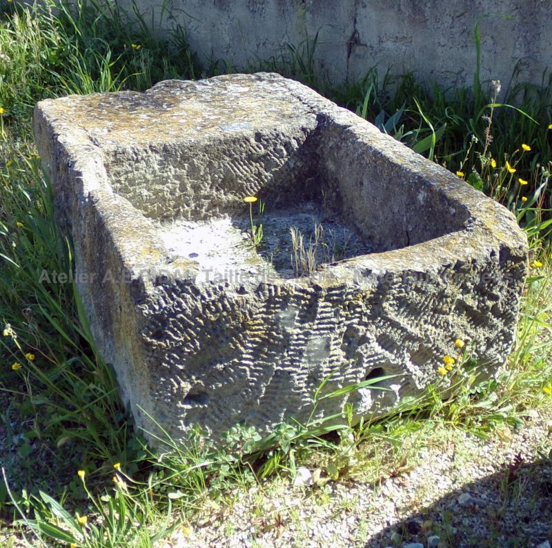 Antique stone trough for a charming outdoor decoration - Atelier Alain BIDAL (Provence)