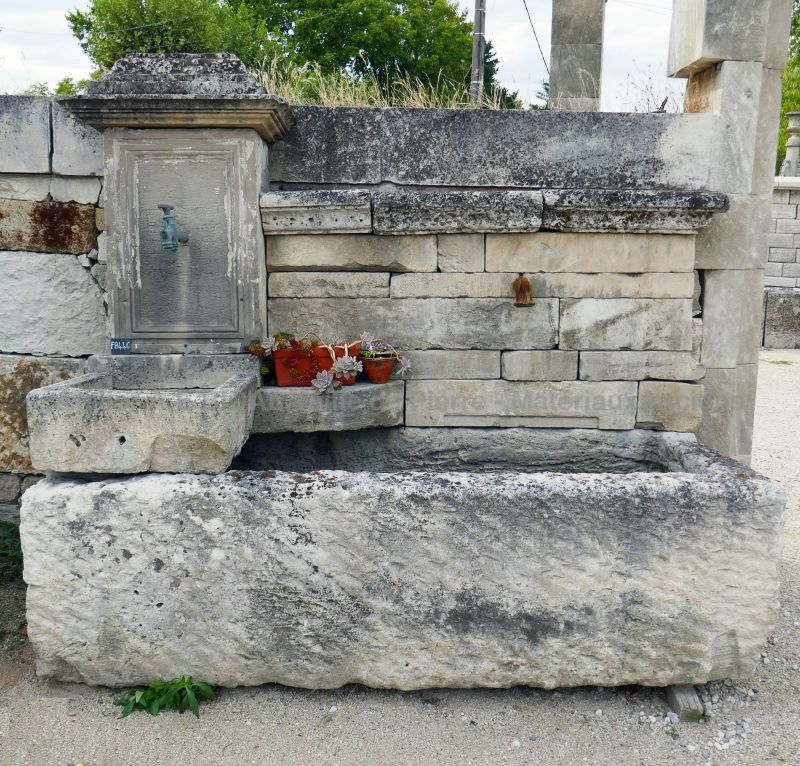 Grande fontaine murale en pierre | Fontaine de jardin avec bac ancien massif | Fontaine de modèle unique à vendre en Provence chez BIDAL Matériaux Anciens.