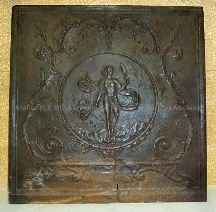 Charmante plaque de cheminée en fonte à l’effigie de Vénus.