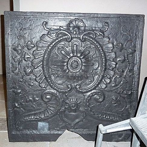 Ancienne plaque en fonte pour cheminée par Alain BIDAL Matériaux Anciens en Provence