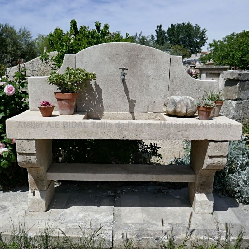 Pour une cuisine d'extérieur pleine de charme, optez pour ce bel évier taillé en pierre naturelle de chez Alain Bidal.