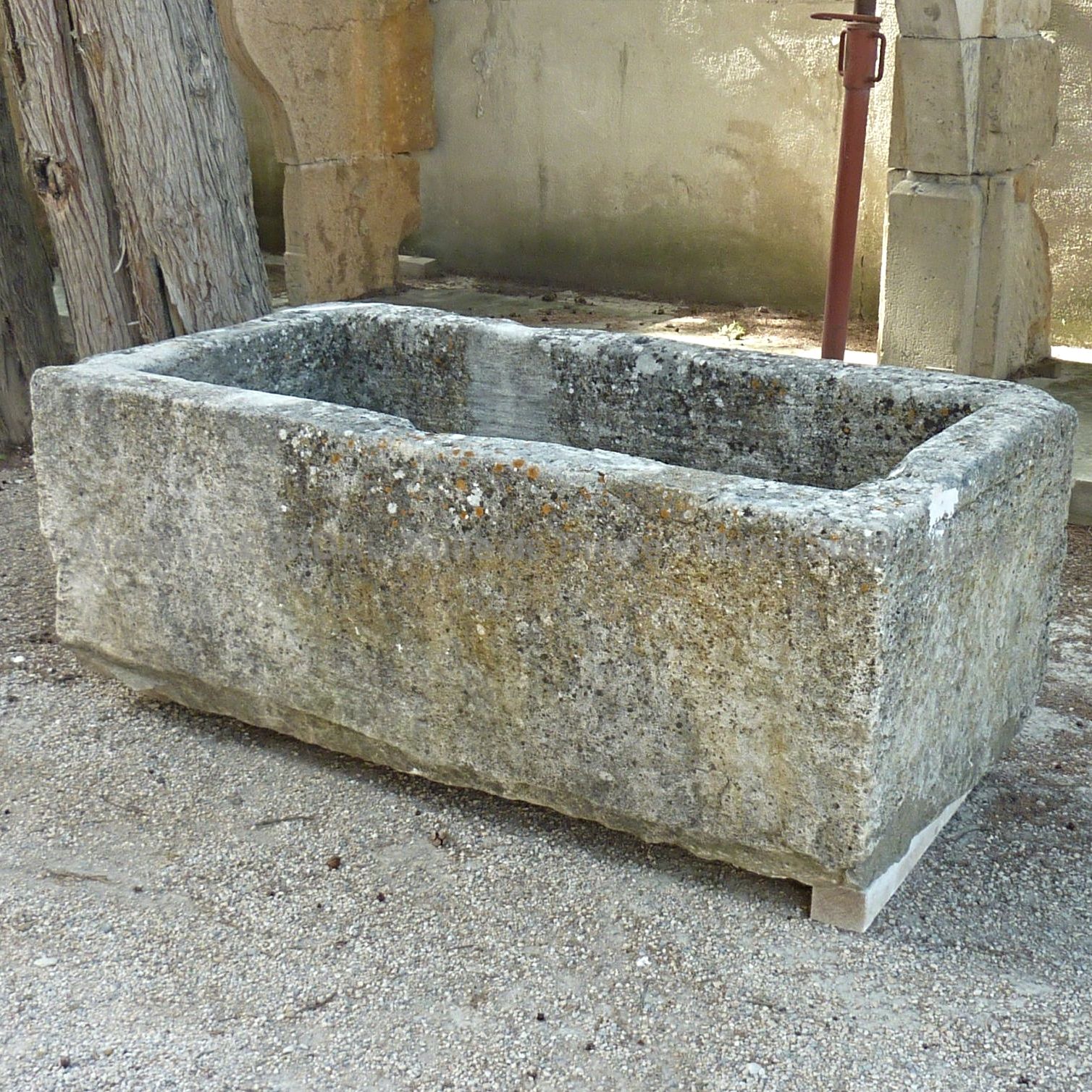 Large bac rectangulaire en pierre rustique avec évacuation d'eau - Bidal en Provence.