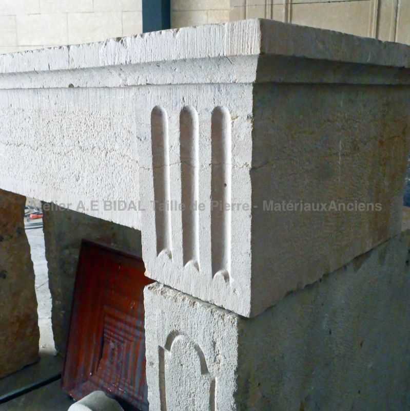 Cheminée en pierre taillée - Large cheminée ancienne de style Louis 16 par l'Atelier Alain BIDAL (Provence)