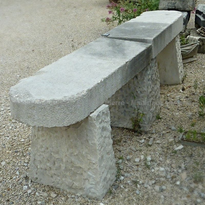 Banc en pierre aux bords arrondis en demi-lune - mobilier de jardin ancien - Atelier Alain BIDAL (Provence)