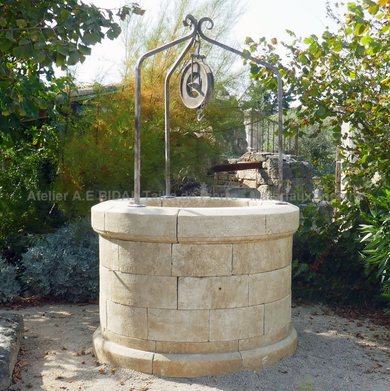 Puits de jardin en pierre pour un bel aménagement extérieur - Puits en vente chez Alain Bidal Matériaux Anciens