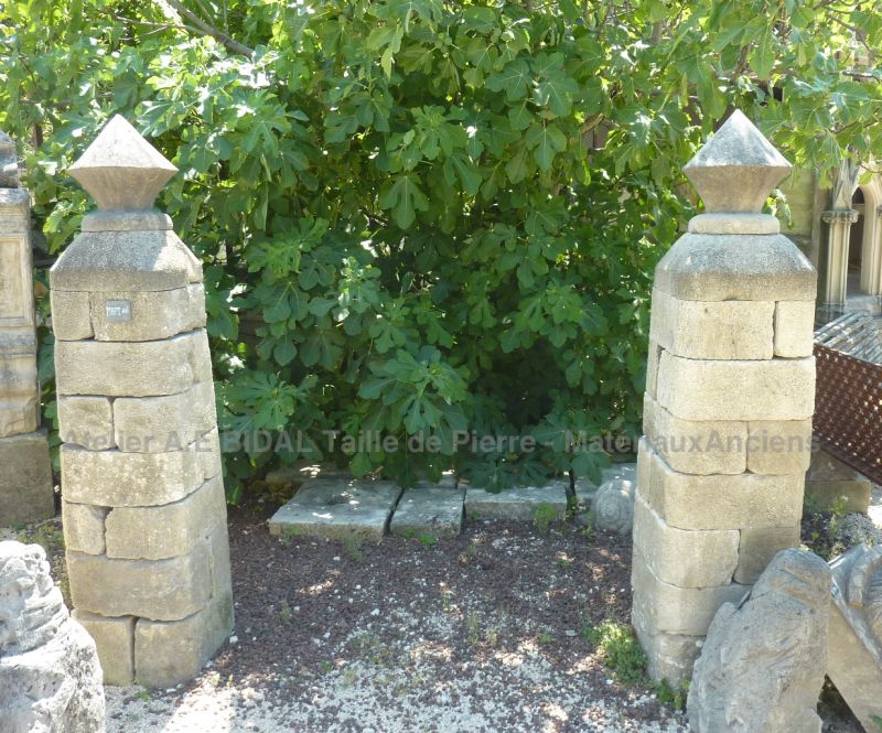 Pilier ancien vendu par lot de deux exemplaires - pilier ancien pour portillon ancien.