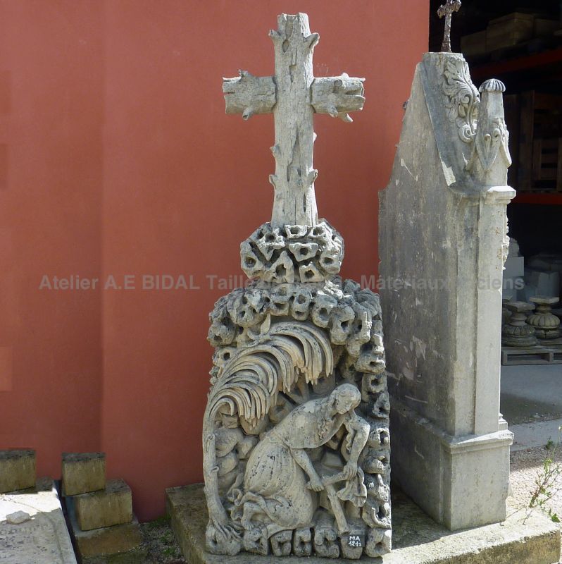Antique religious elements : stele with stone cross by Les Matériaux Anciens en Provence Bidal.