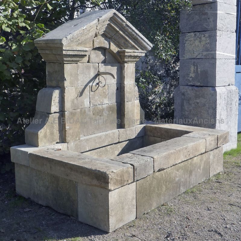 Grand choix de fontaines en pierre pour aménager votre jardin chez l'Atelier Alain BIDAL en Provence