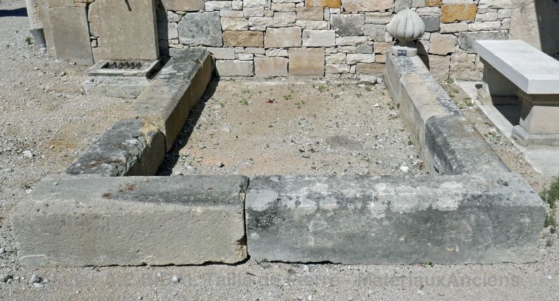 Old stone basin for sale at Alain BIDAL in Isle sur la Sorgue in Provence.