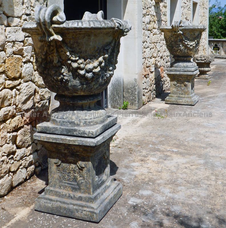 Planters with pedestals on patinated composite stone - Atelier Alain BIDAL (Provence)