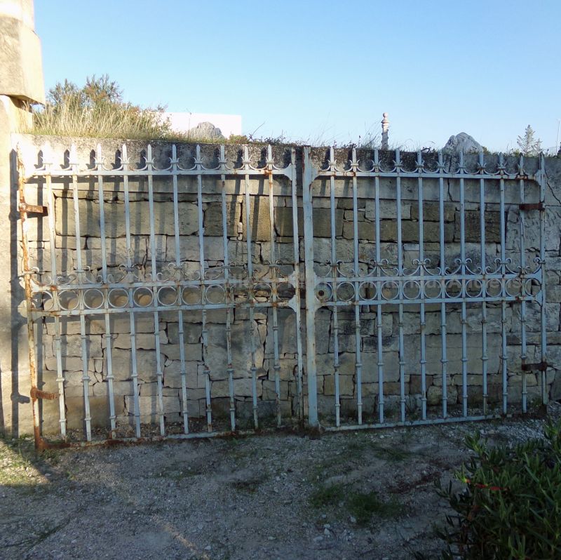 Large reclaimed gate in openwork wrought iron - The Antique Materials in Provence Alain BIDAL