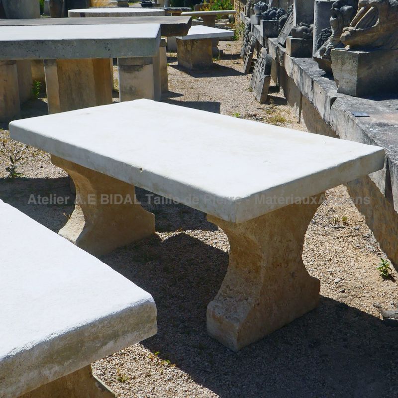 Mobilier de jardin en pierre : belle table basse en pierre massive - Atelier Alain BIDAL (Provence)