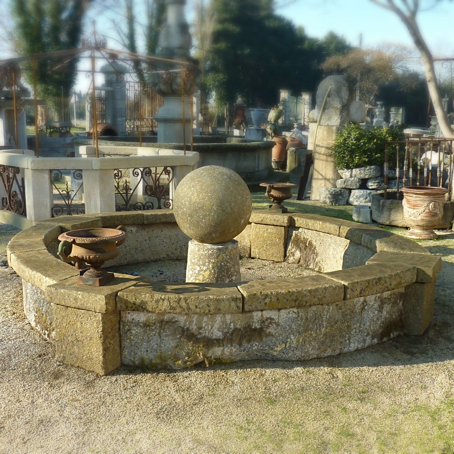 Un bassin de décoration pour jardin en pierres anciennes - une création des Ateliers de taille de pierre Alain Bidal, en Provence.