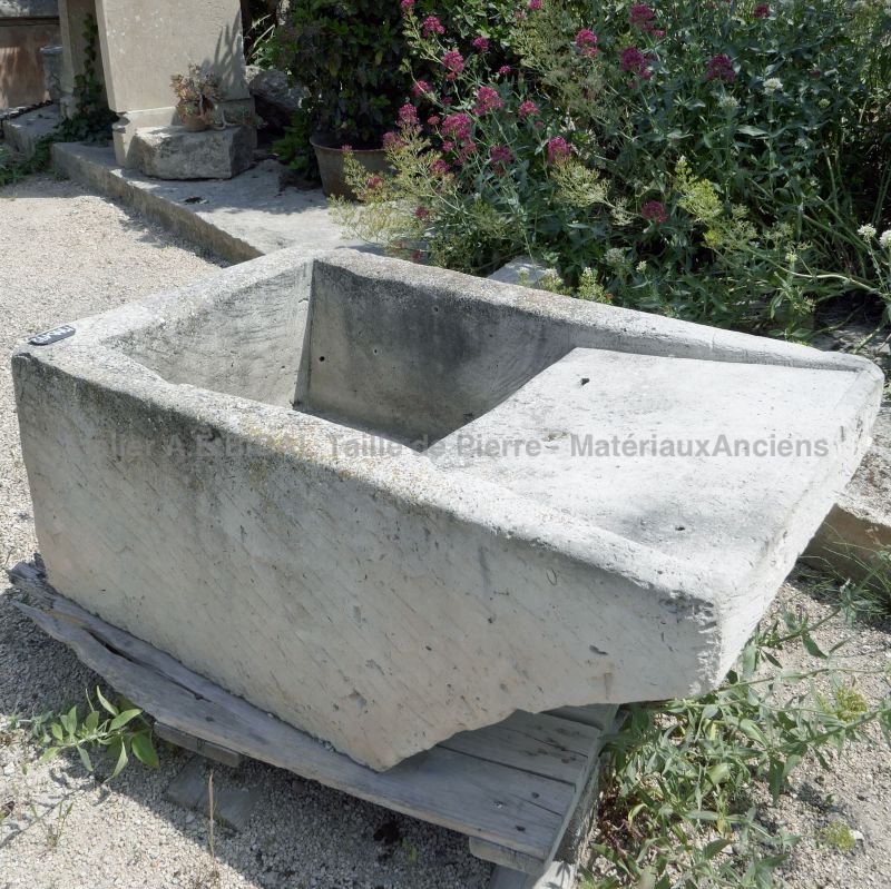 Beau lavoir ancien, le lavoir en pierre dure d'autrefois.