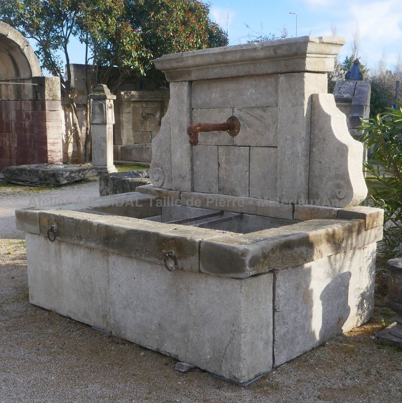 Large choix de fontaines en pierre pour aménager votre jardin chez l'Atelier Alain BIDAL en Provence