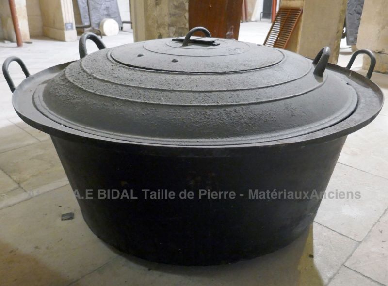 Accessoires cheminée - chaudron en fonte pouvant contenir 175 litres.