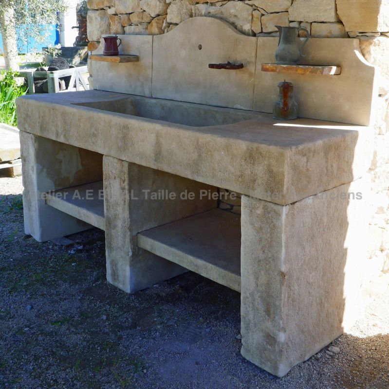Cuisine d'été avec évier sur jambages et fronton en pierre  - Mobilier de jardin en vente chez Alain Bidal en Provence.