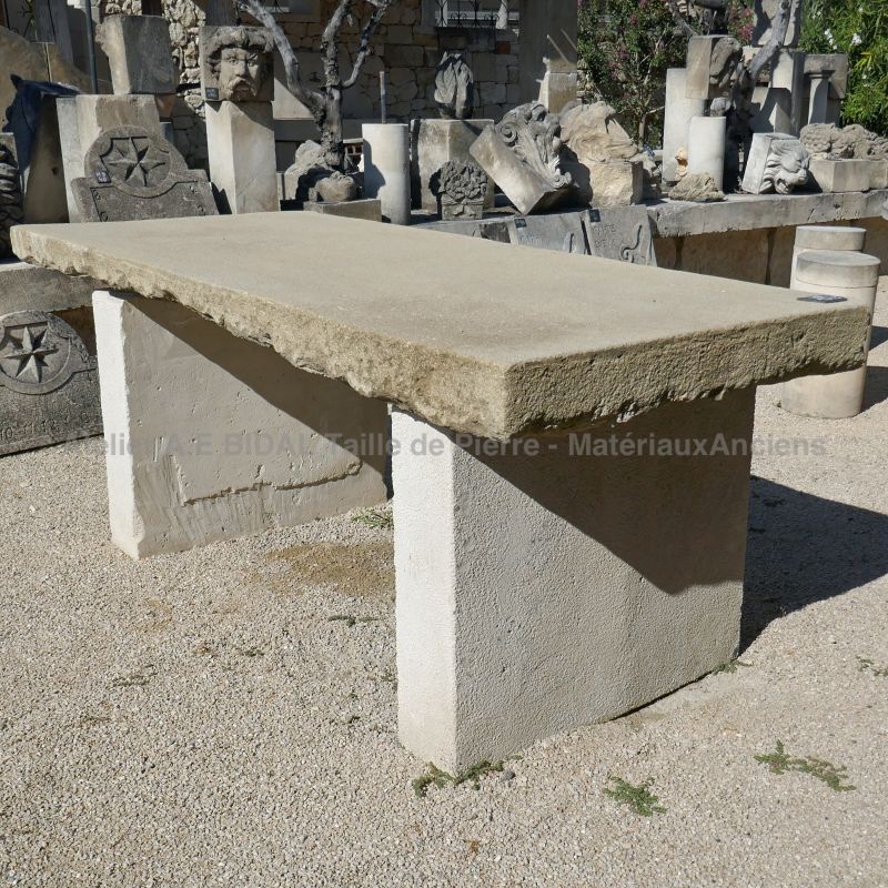 Mobilier de jardin ancien - table ancienne en matériaux anciens.