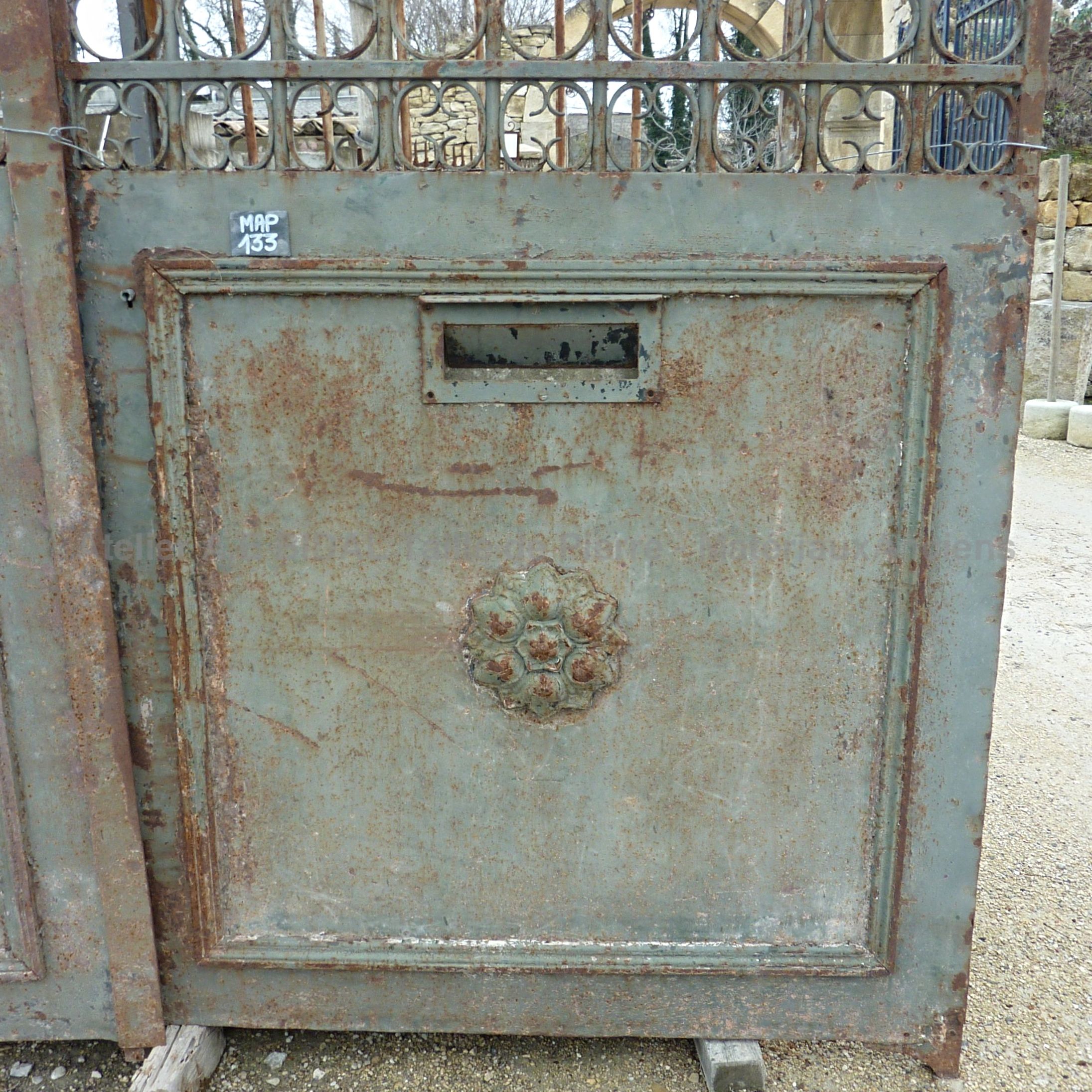 Portail ancien en fer forgé - portail ancien de petites dimensions pour une petite entrée charmante.