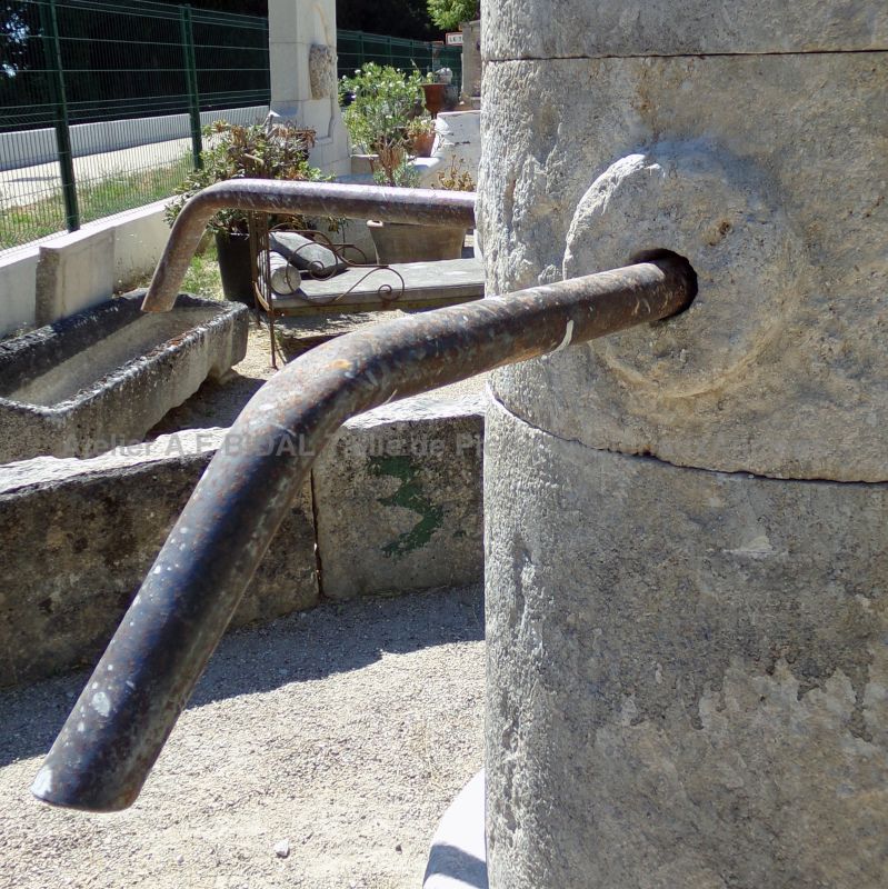 Antique wrought-iron fountain spouts and stone-carved mascarons – Alain Bidal Workshop (Provence)