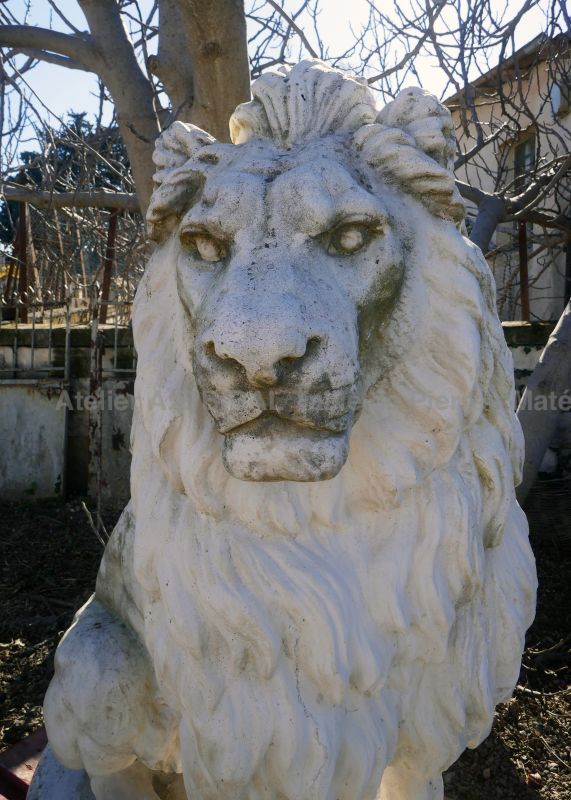 Sculpture majestueuse en pierre : Lion assis reposant sur un épais socle - Atelier Alain BIDAL (Provence)