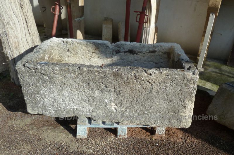 Auge ancienne - Bac en pierre avec une longueur interéssante.