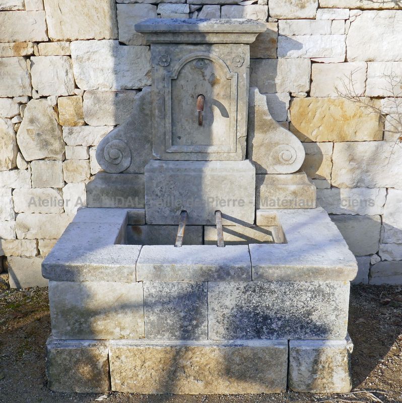 Wall fountain in weathered stones for a beautiful outdoor : Atelier Alain BIDAL, Provence