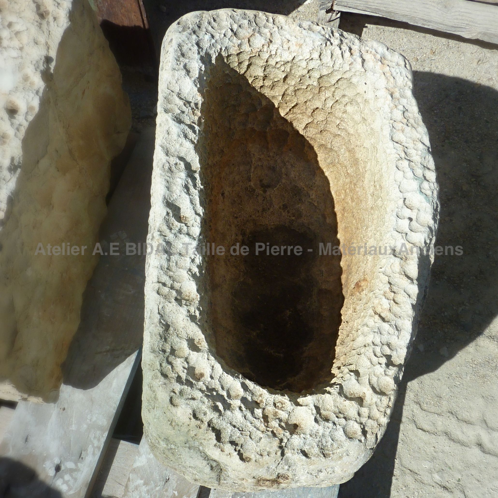 Coquet petit bac ancien en pierre pour jardinière rustique ** VENDU