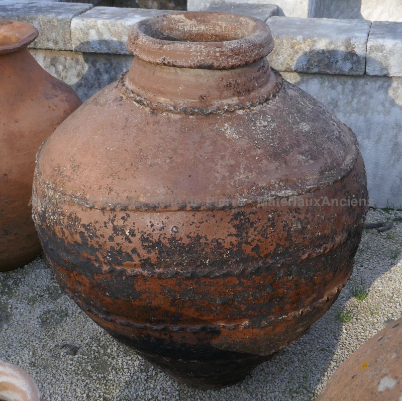 Grande jarre ancienne en terre cuite pour aménagement extérieur.