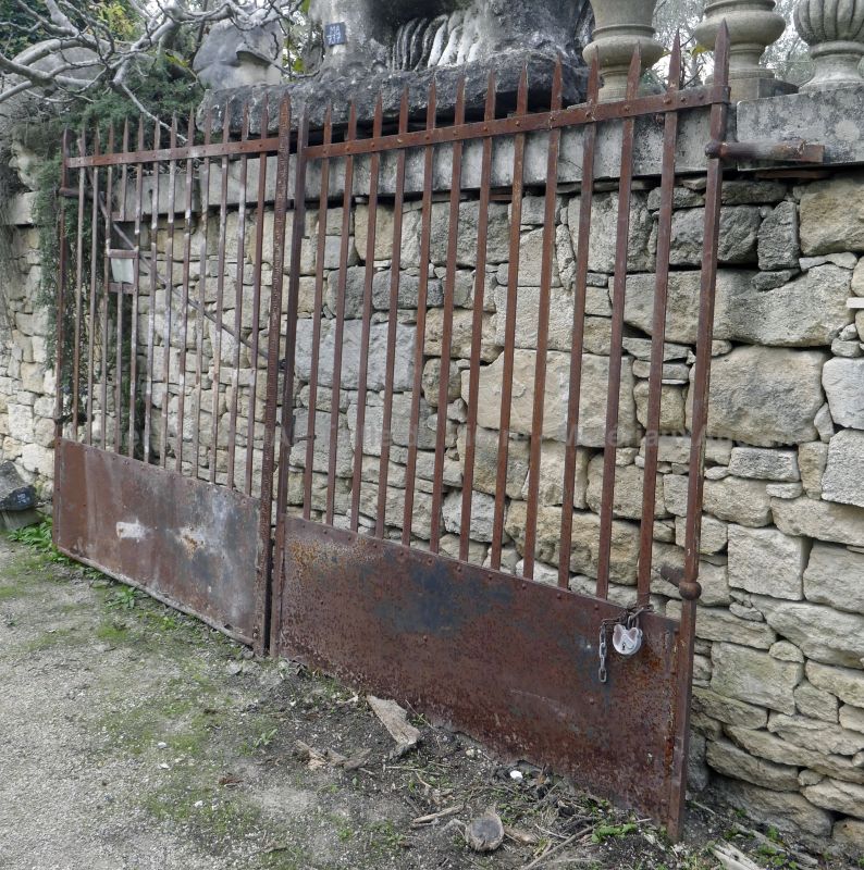 Antique wrought iron gate with 2 doors : large gate for pillars - Atelier Alain BIDAL (Provence)