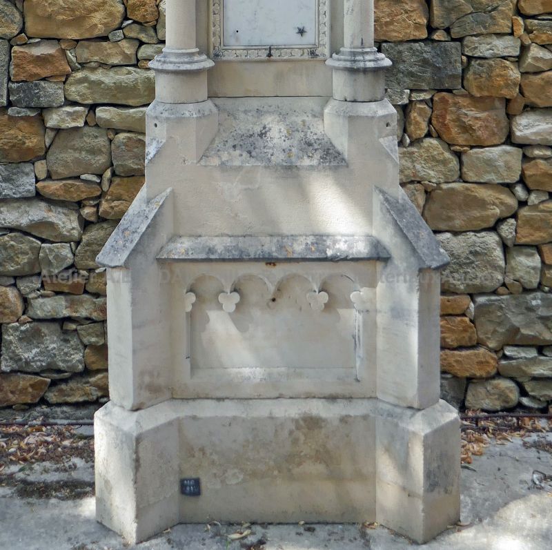Stèle en pierre patinée ancienne par Les Matériaux Anciens en Provence BIDAL